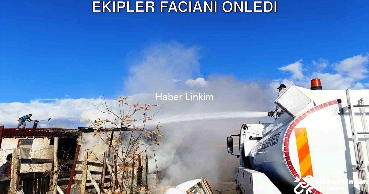 "Kütahya Seyitömer'de Ahır Yangını: Ekipler Facianı Önledi" başlıklı haber için fotorealistik, profe
