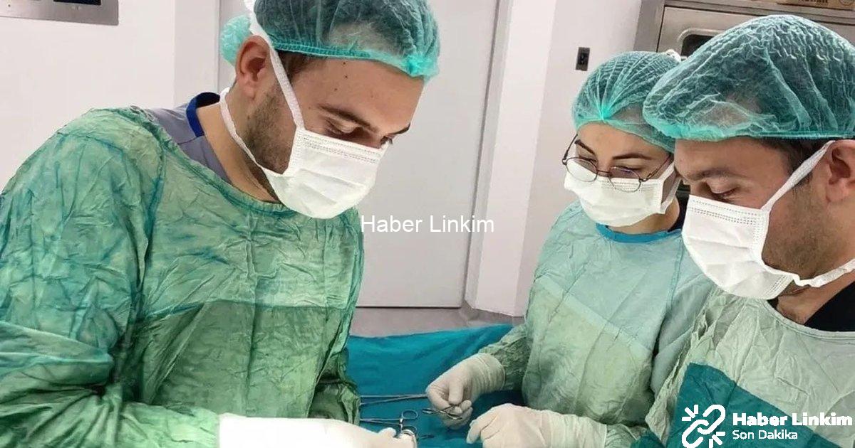 "Şuhut Devlet Hastanesi'nde Tarihi Başarı: İlk Kez Yapılan Ameliyat" başlıklı haber için fotorealist